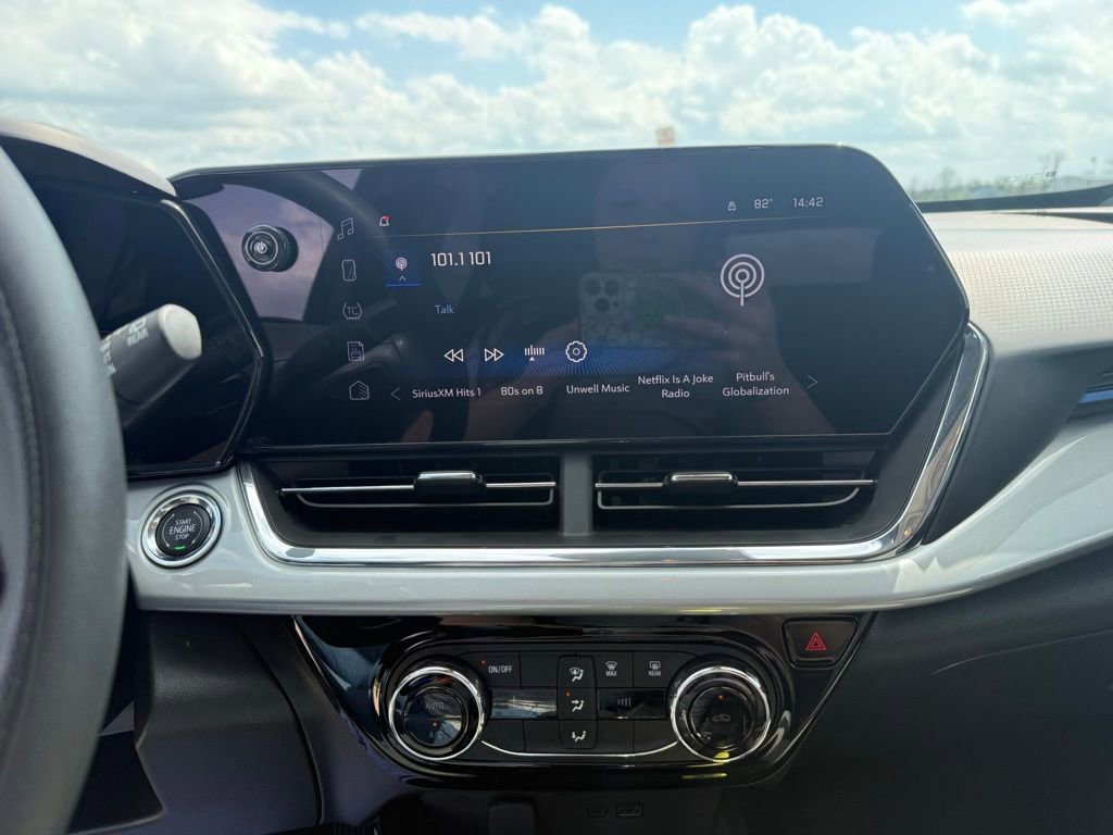 Used 2025 Chevrolet Trax LT image 36