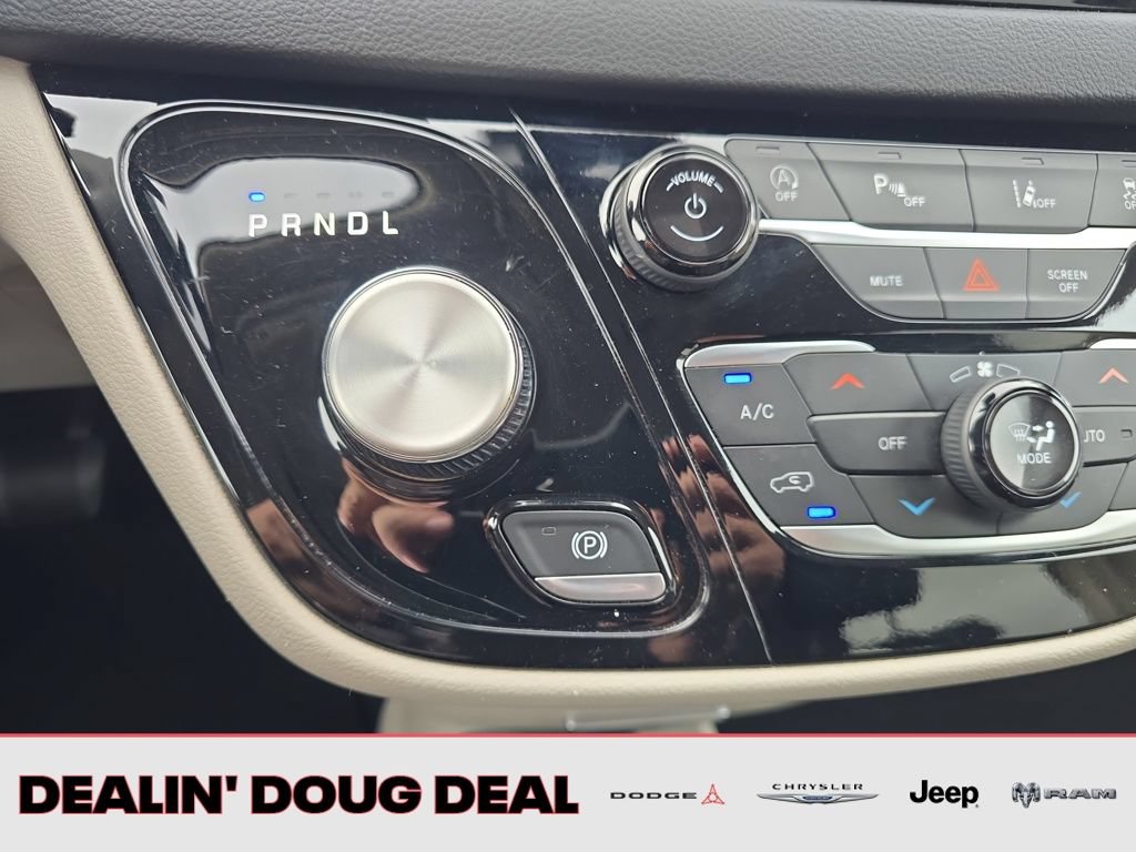 Used 2024 Chrysler Pacifica Touring-L FWD image 22