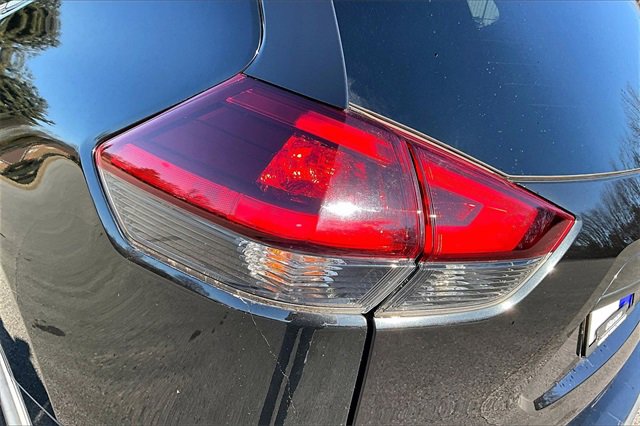 Used 2018 Nissan Rogue SV w/ Premium Package image 22