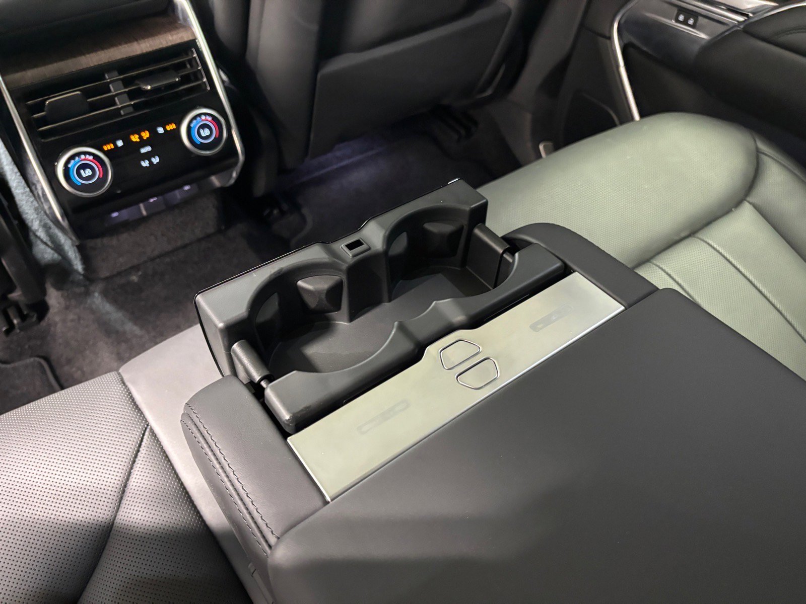 Used 2023 Land Rover Range Rover SE image 24