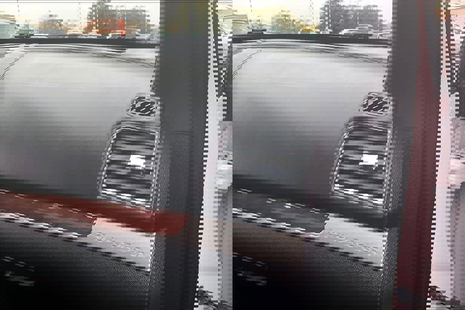 Used 2019 Ford Explorer Platinum image 17