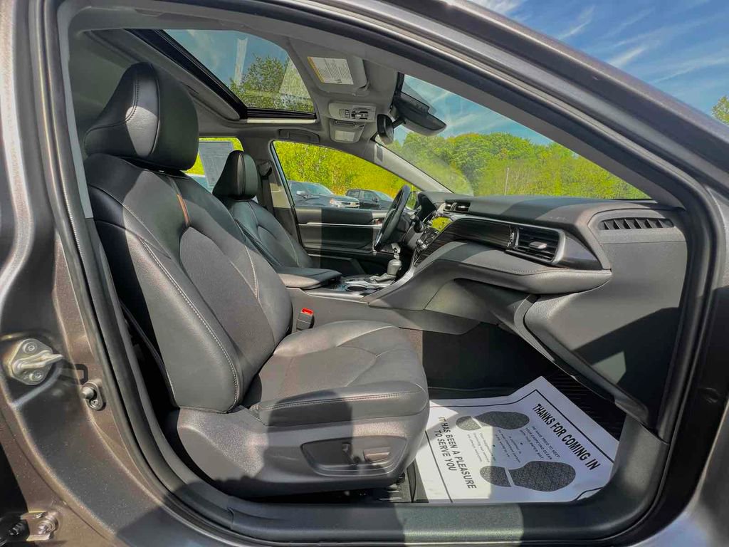 Used 2020 Toyota Camry XLE w/ Sunroof Package image 14