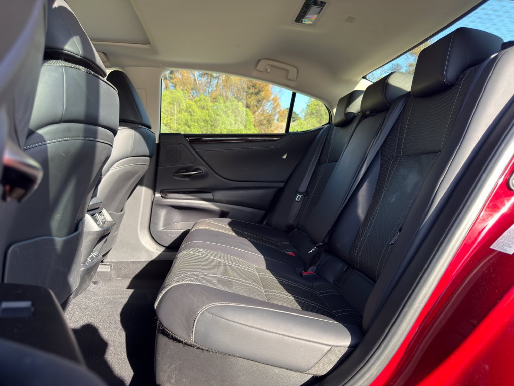 Used 2019 Lexus ES 300h w/ Accessory Package 2 FWD image 10