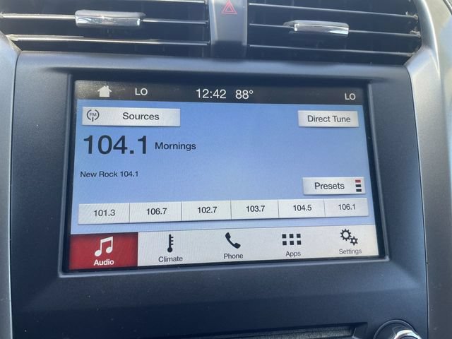 Used 2017 Ford Fusion SE w/ Fusion SE Technology Package FWD image 13