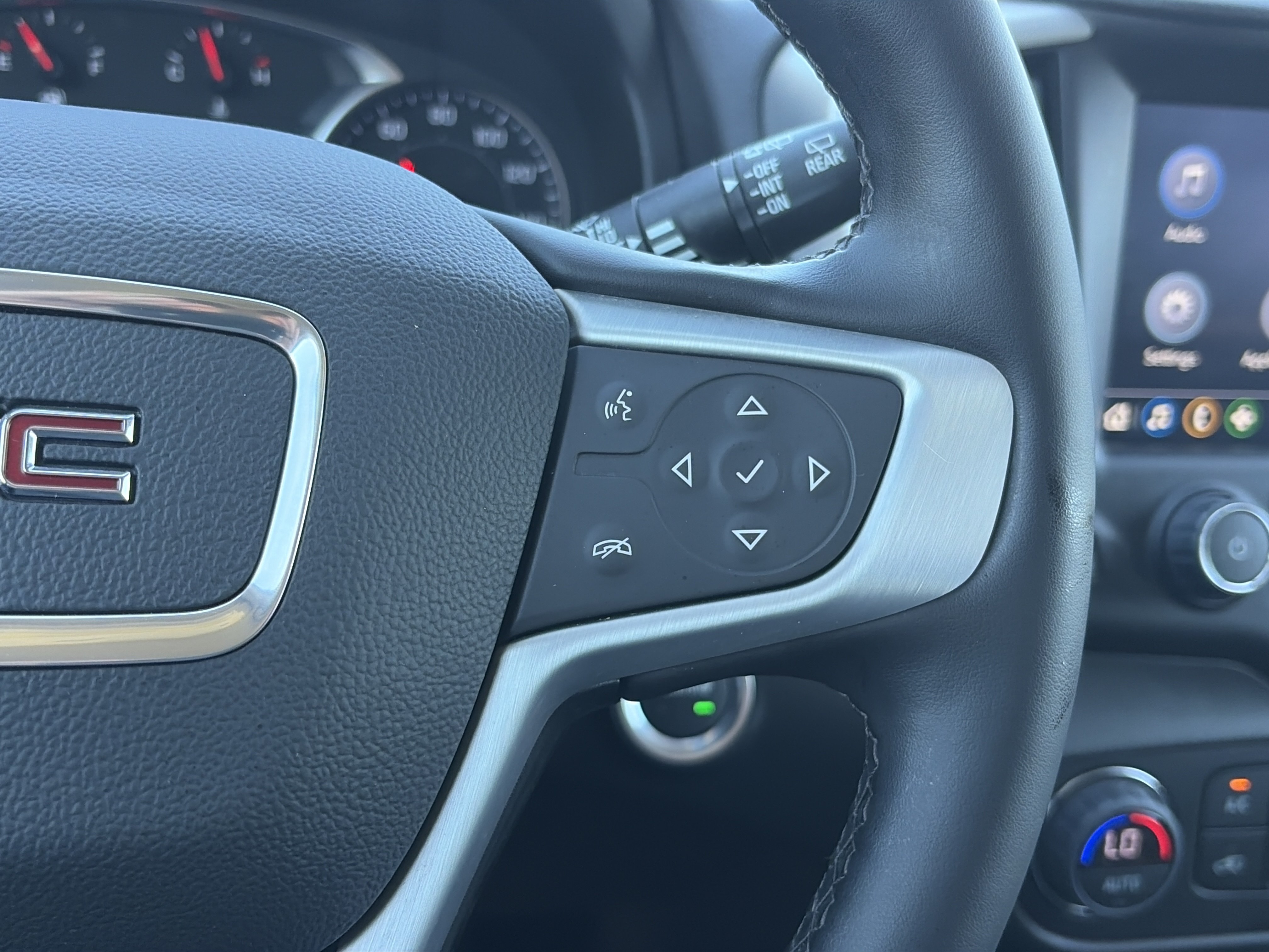 Used 2024 GMC Terrain SLT AWD/4WD image 21