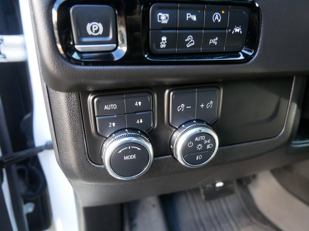 Certified 2025 GMC Yukon XL AT4 w/ AT4 Premium Package AWD/4WD image 18
