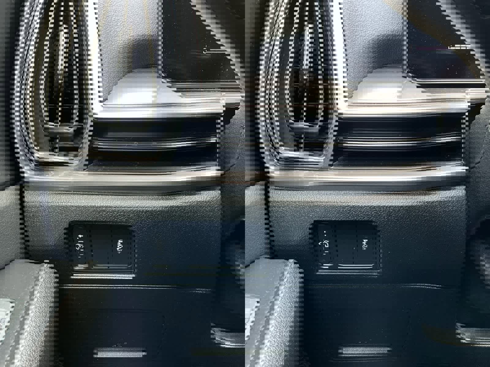 Used 2025 Kia Sorento LX FWD image 19