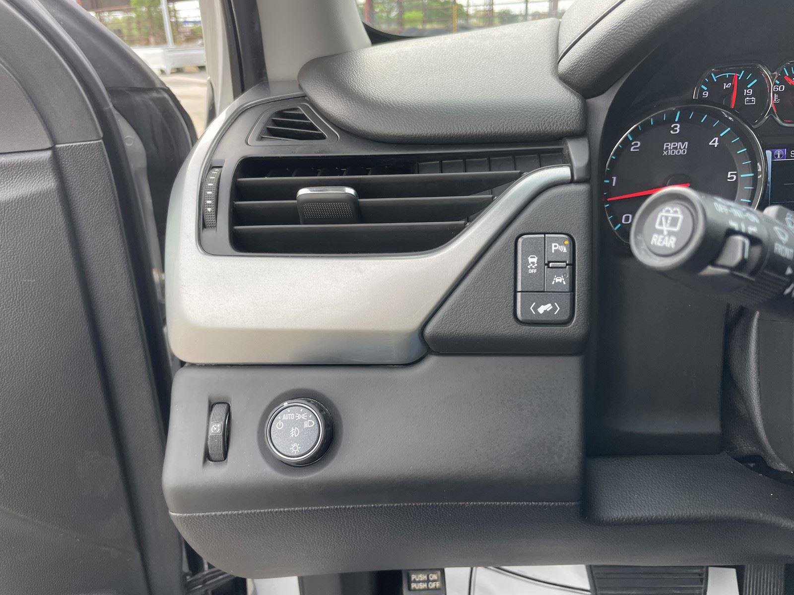 Used 2018 Chevrolet Suburban LT w/ Luxury Package RWD image 18