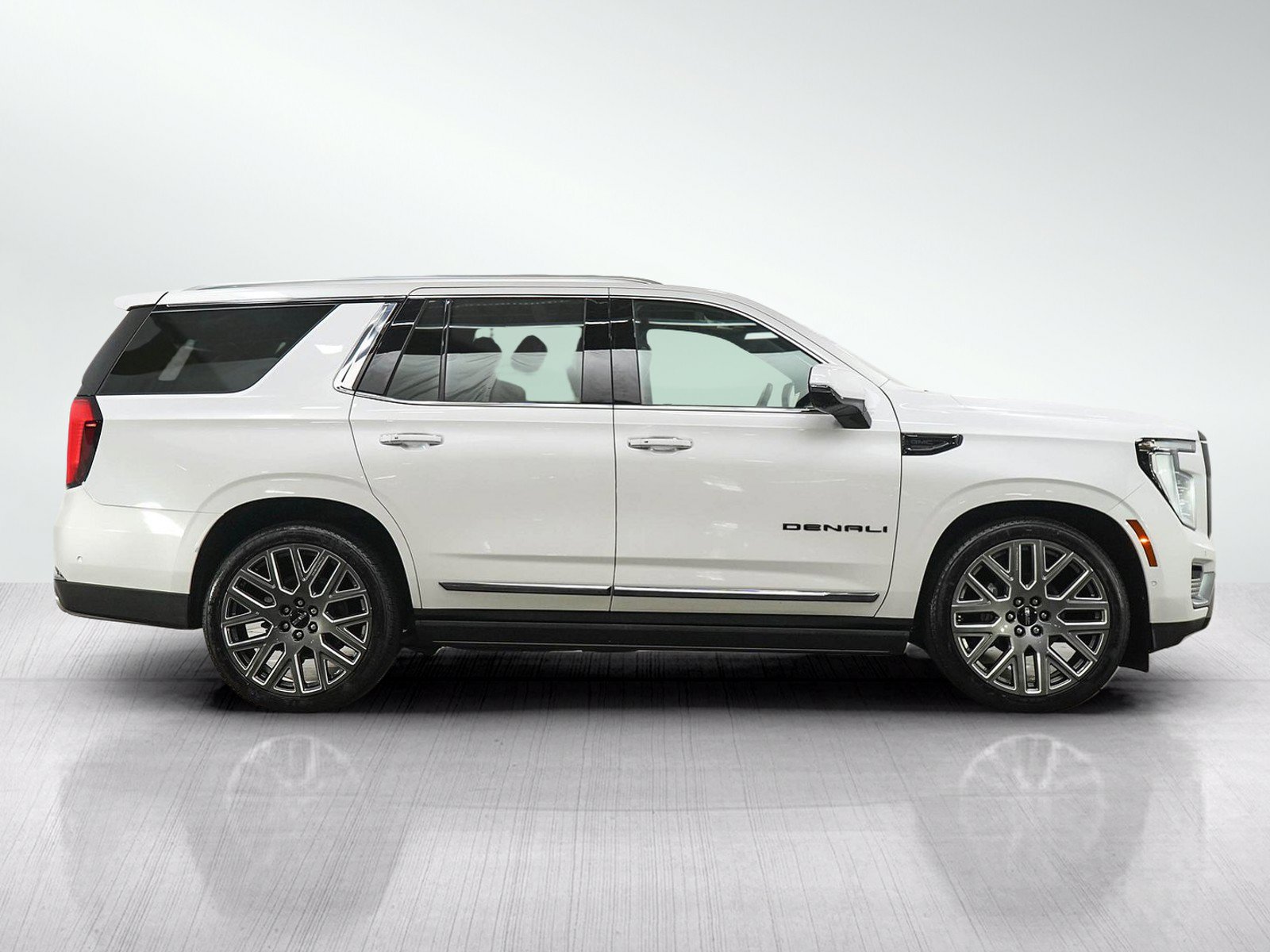 Used 2025 GMC Yukon Denali Ultimate AWD/4WD image 6