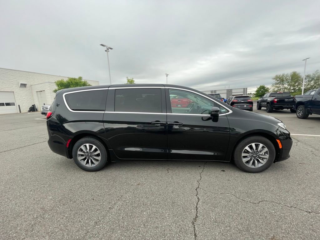 Used 2023 Chrysler Pacifica Touring-L FWD image 8