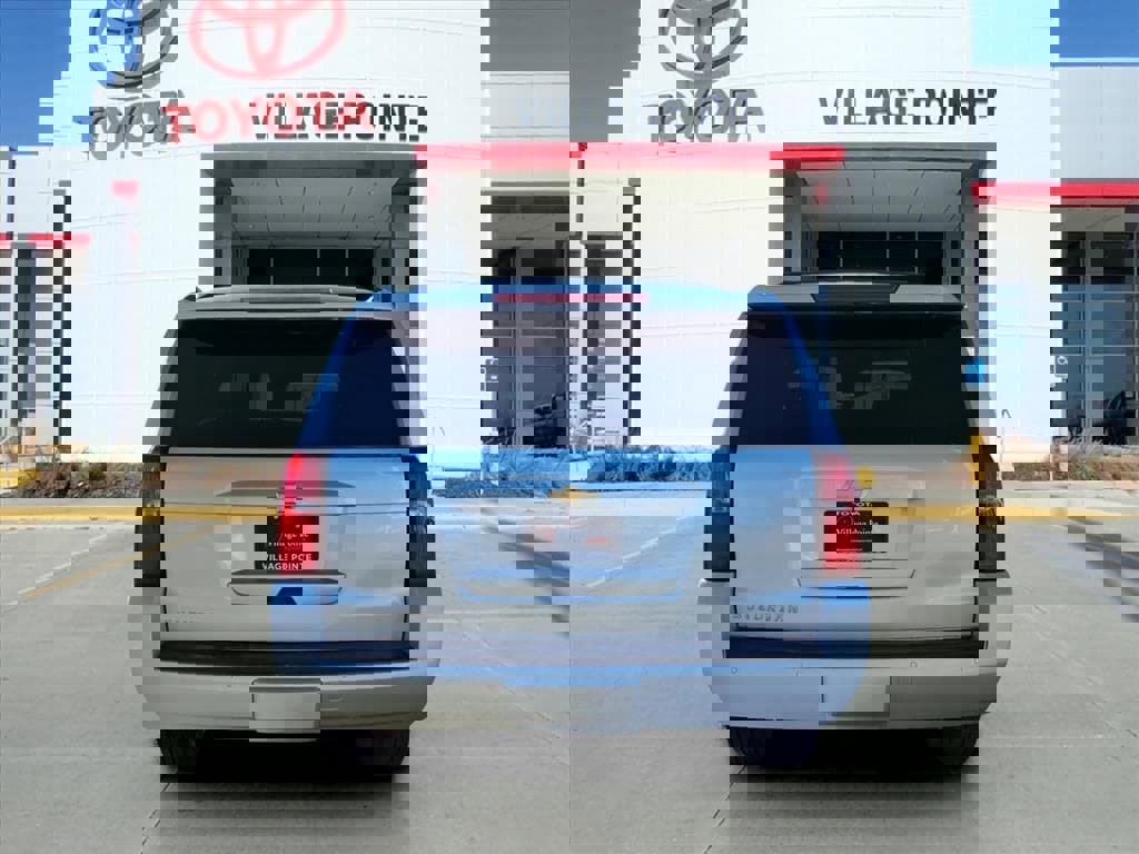 Used 2019 Chevrolet Suburban LT image 4