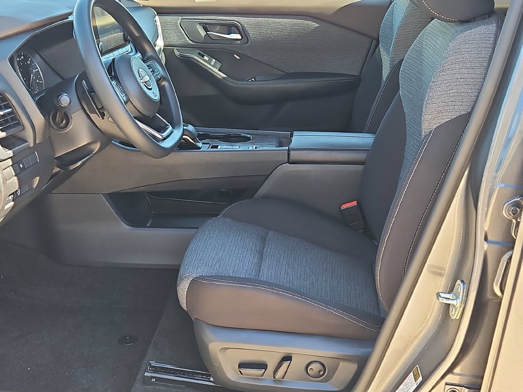 Used 2023 Nissan Rogue SV FWD image 11