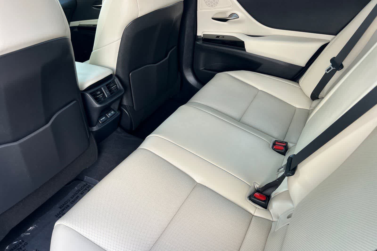 Used 2025 Lexus ES 300h w/ Premium Package FWD image 5