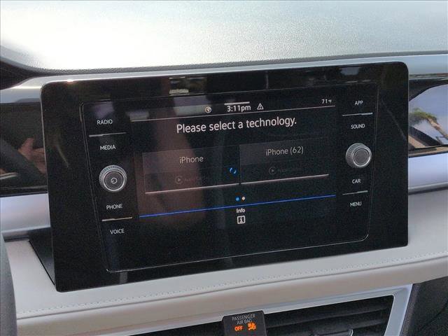 Used 2025 Volkswagen Taos SE w/ Panoramic Sunroof Package FWD image 13