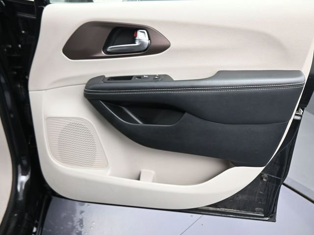 Used 2023 Chrysler Voyager LX image 21