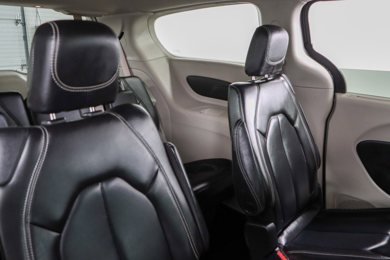 Used 2023 Chrysler Pacifica Touring-L image 28