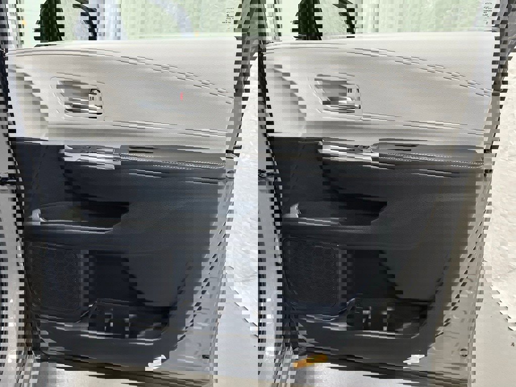 Used 2025 Toyota Sienna XSE image 62