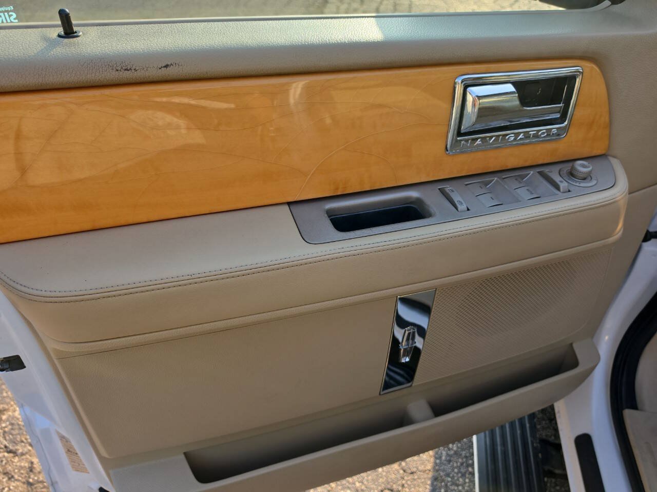 Used 2010 Lincoln Navigator 4WD image 23