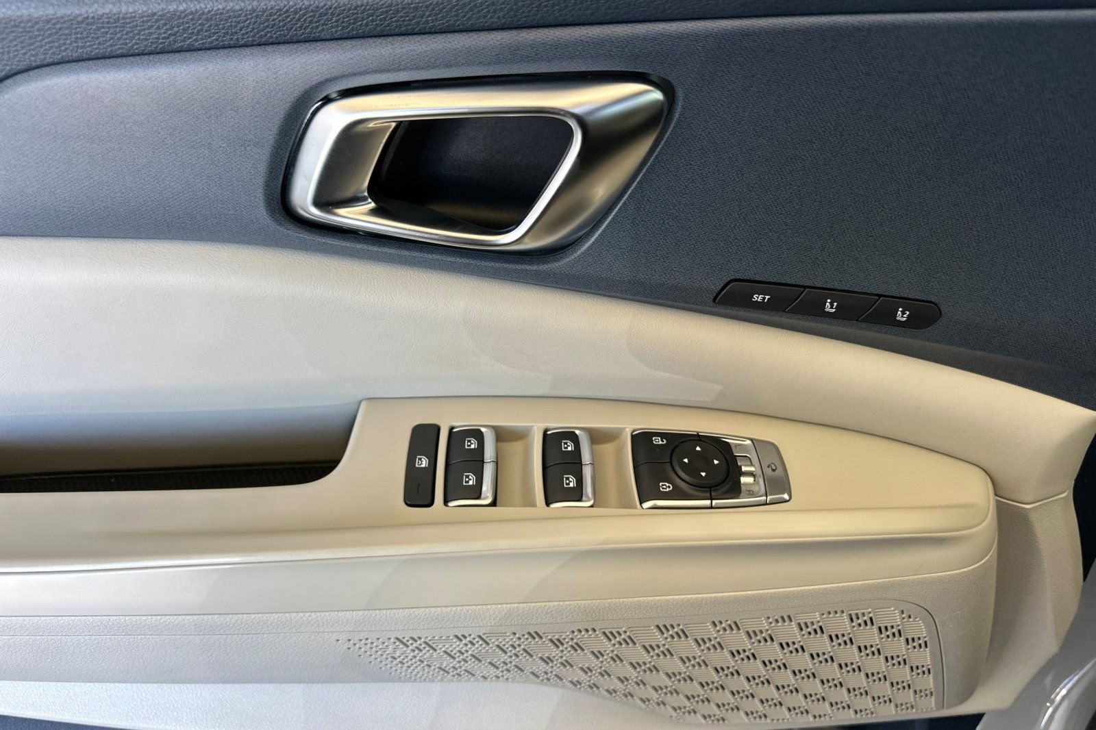 Certified 2025 Kia Carnival SX FWD image 11