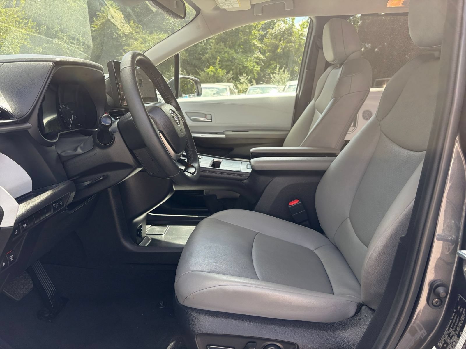 Used 2025 Toyota Sienna XLE FWD image 27
