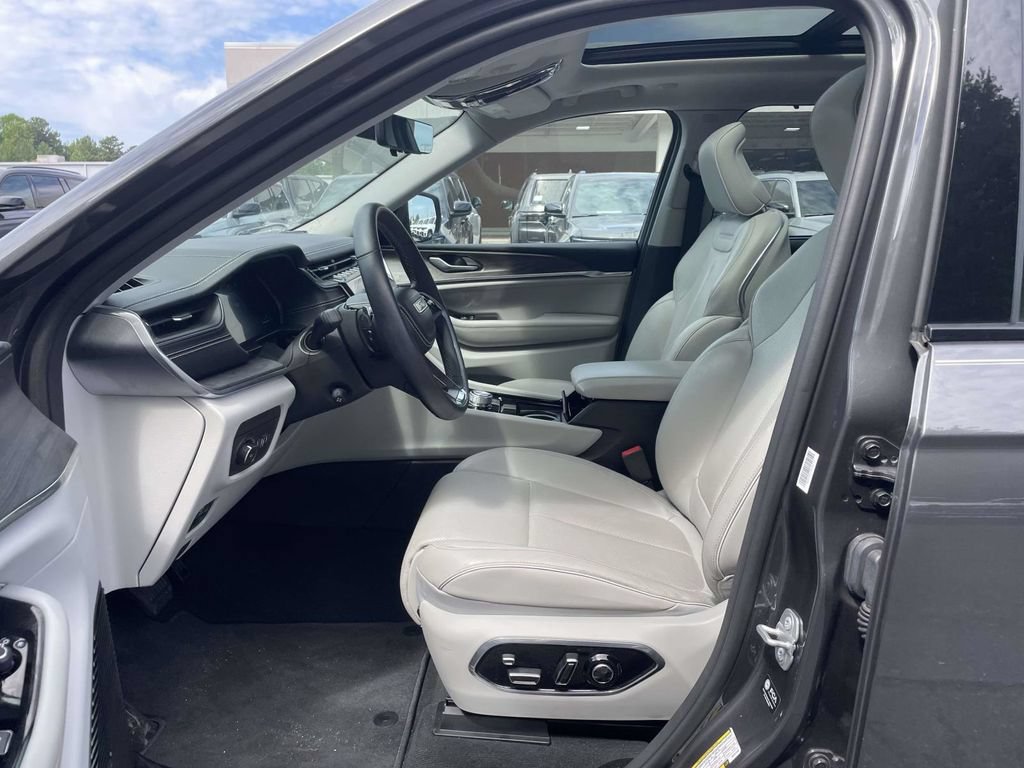 Certified 2022 Jeep Grand Cherokee Overland w/ Luxury Tech Group IV AWD/4WD image 22