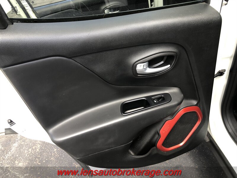 Used 2019 Jeep Renegade Trailhawk AWD/4WD image 17