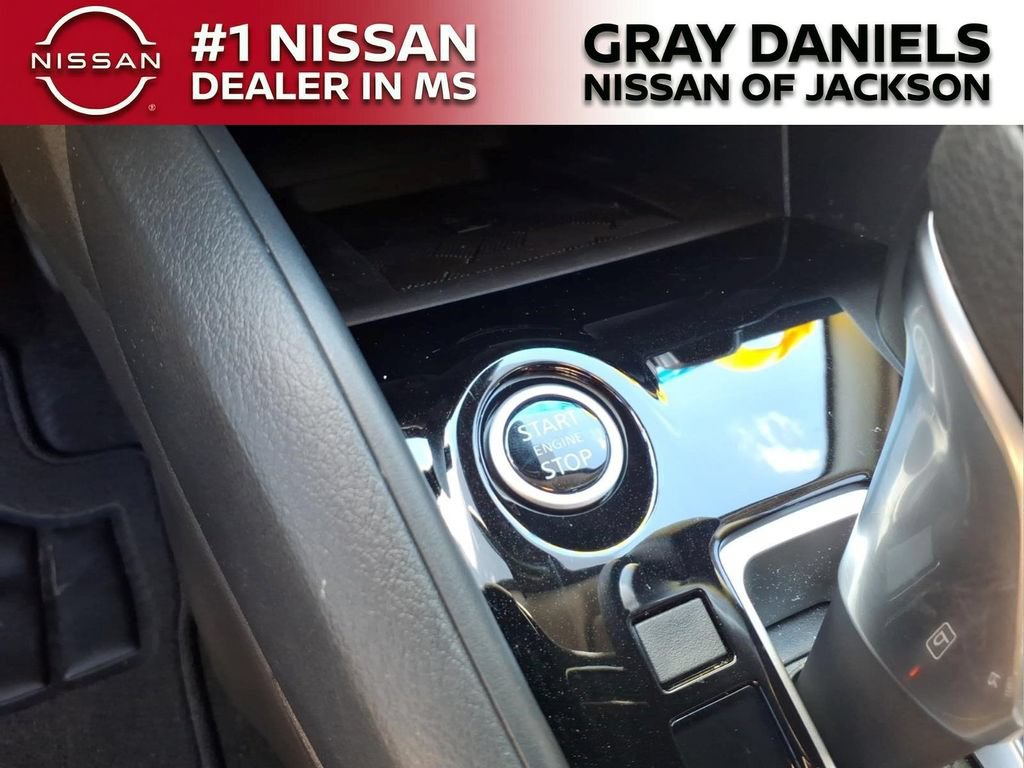 New 2025 Nissan Versa SR w/ Trunk Package FWD image 15