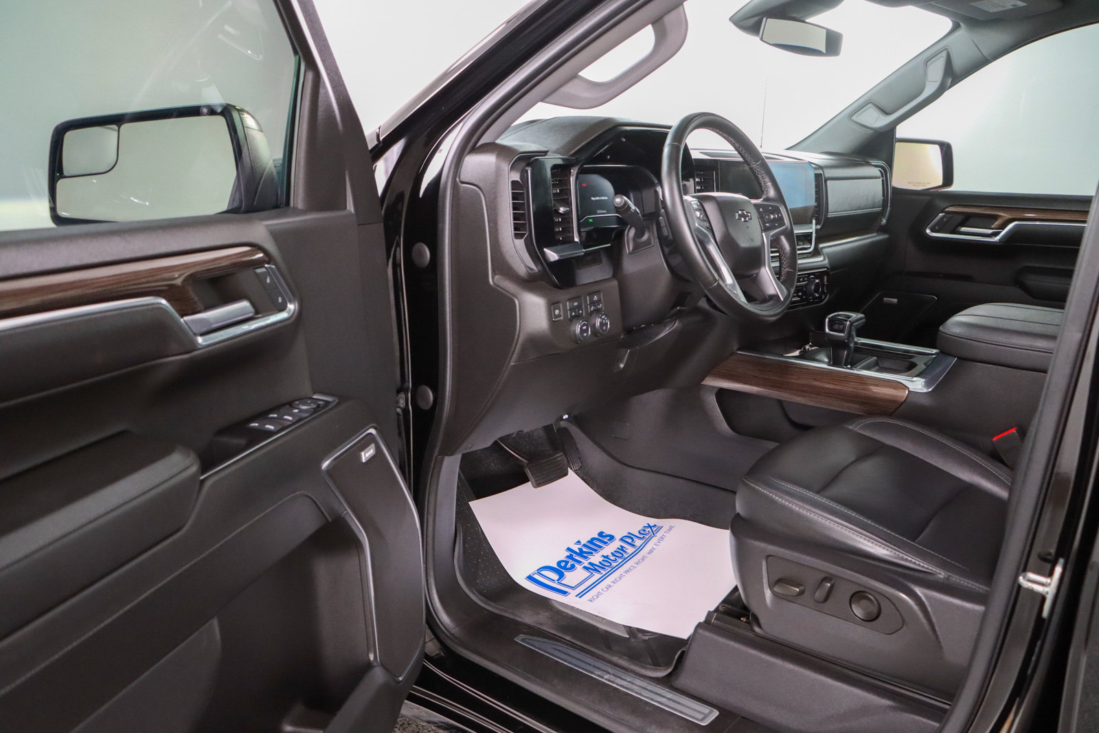 Used 2023 Chevrolet Silverado 1500 RST w/ Redline Edition AWD/4WD image 4