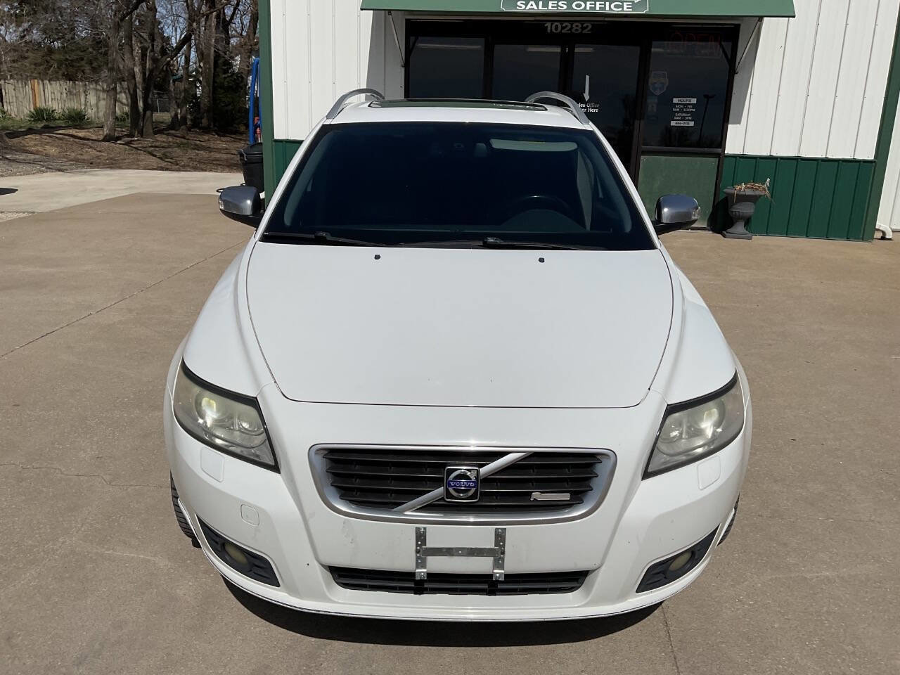Used 2010 Volvo V50 T5 R-Design image 4