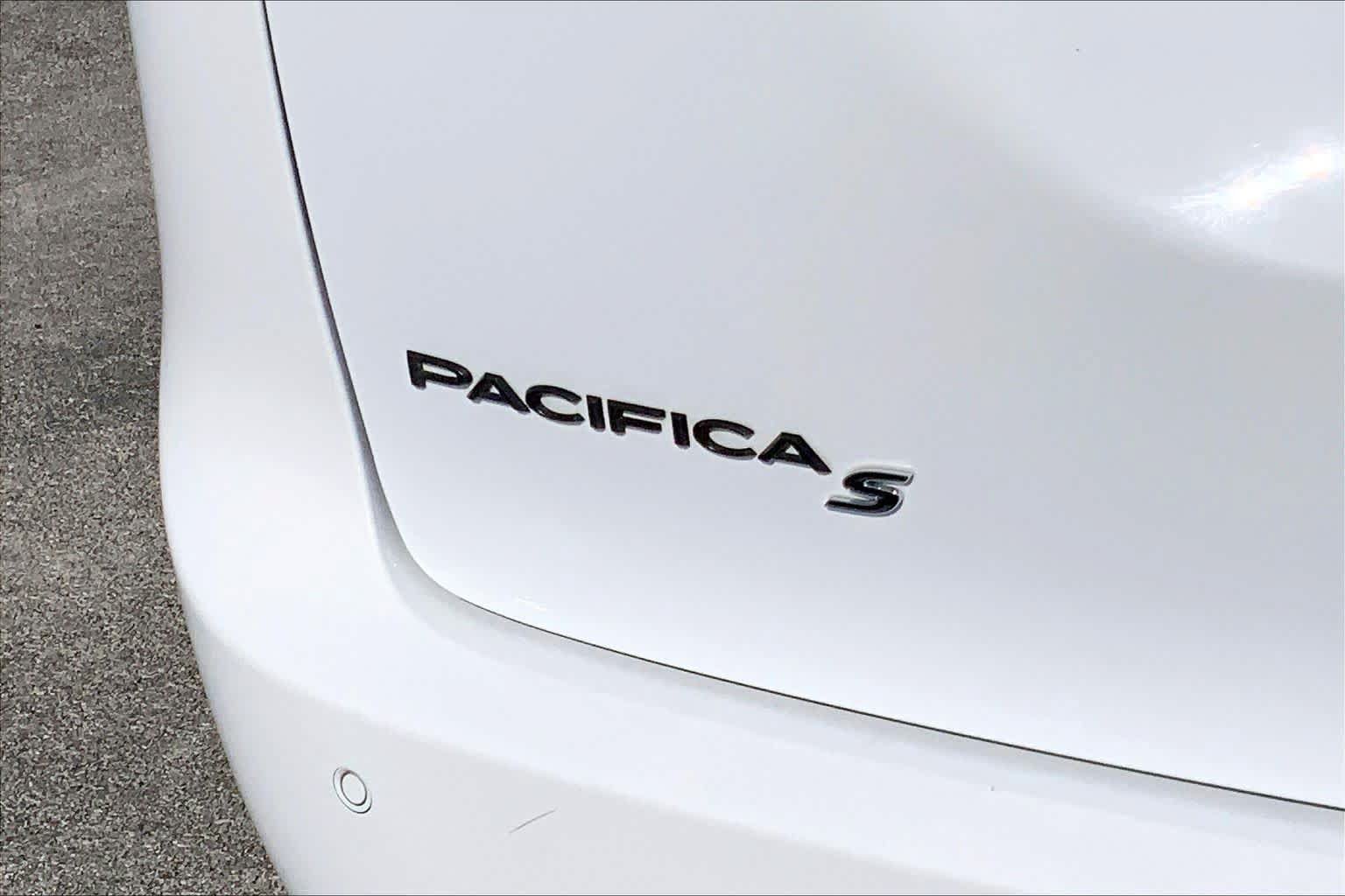 Used 2022 Chrysler Pacifica Limited w/ Uconnect Theater Family Group AWD/4WD image 28
