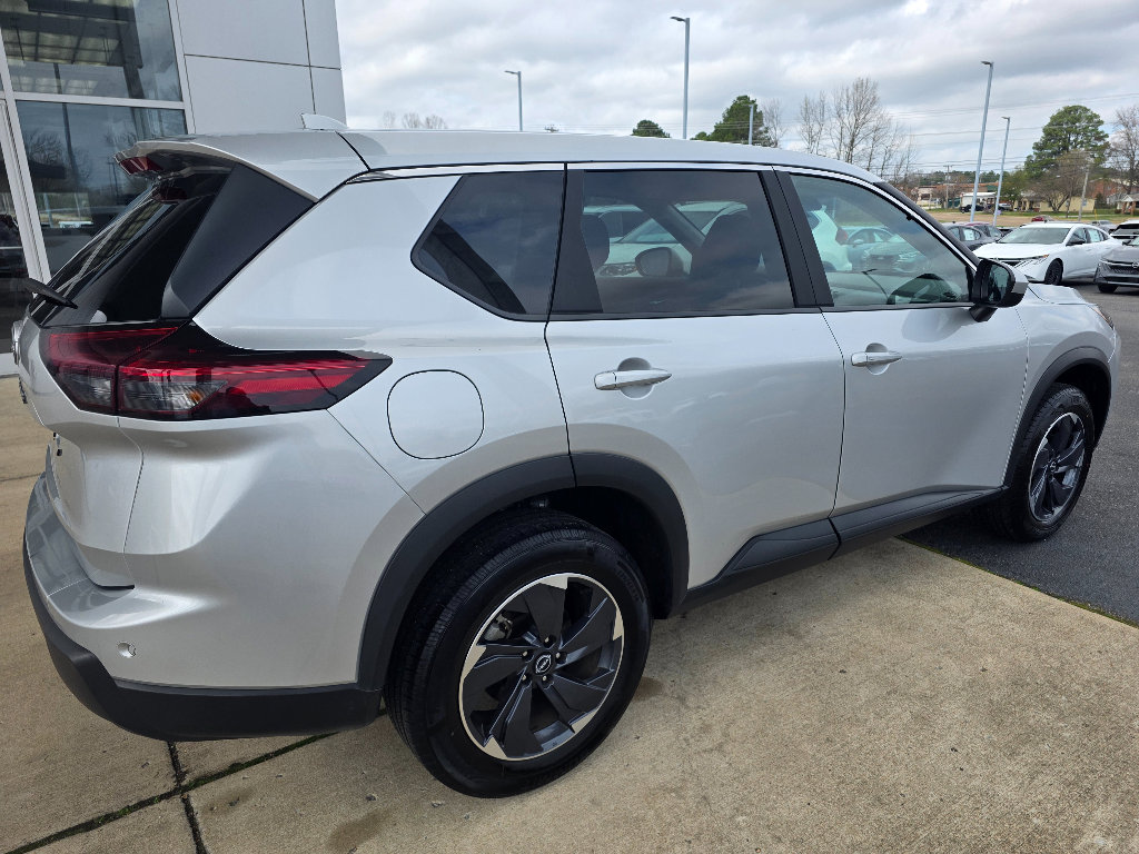 Used 2025 Nissan Rogue SV FWD image 4