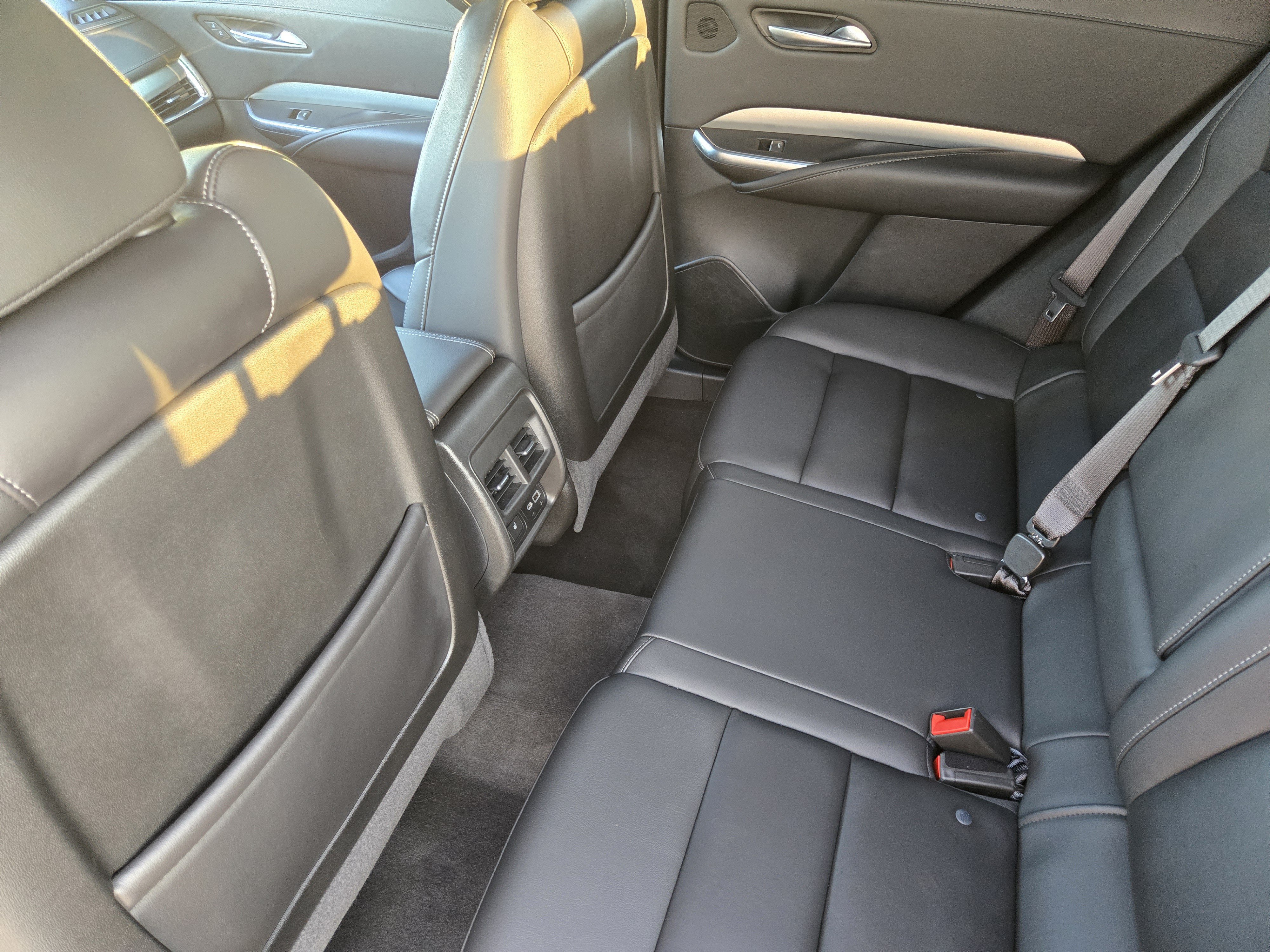 Used 2022 Cadillac XT4 Premium Luxury w/ Enhanced Visibility Package FWD image 27