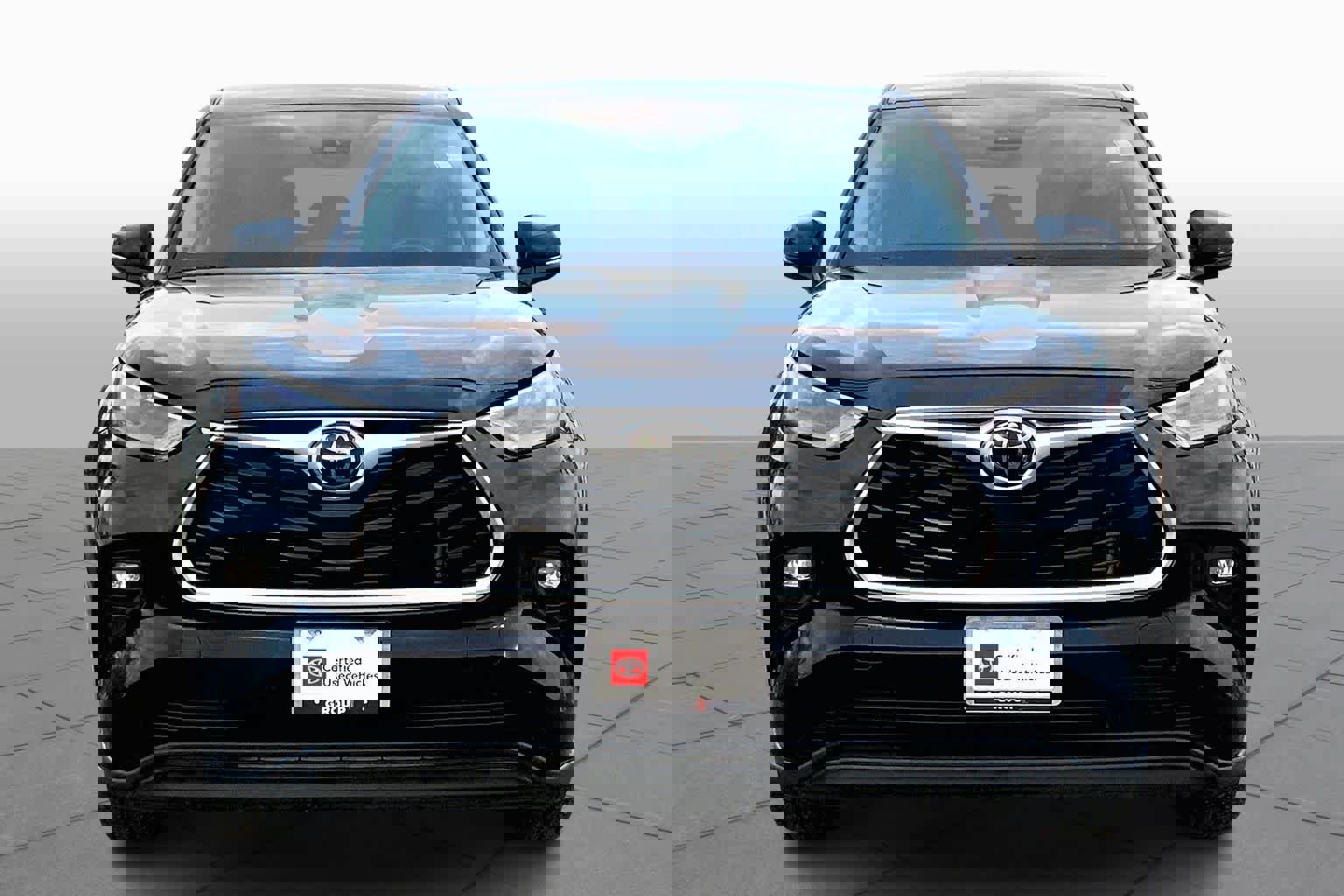 Used 2023 Toyota Highlander LE image 3