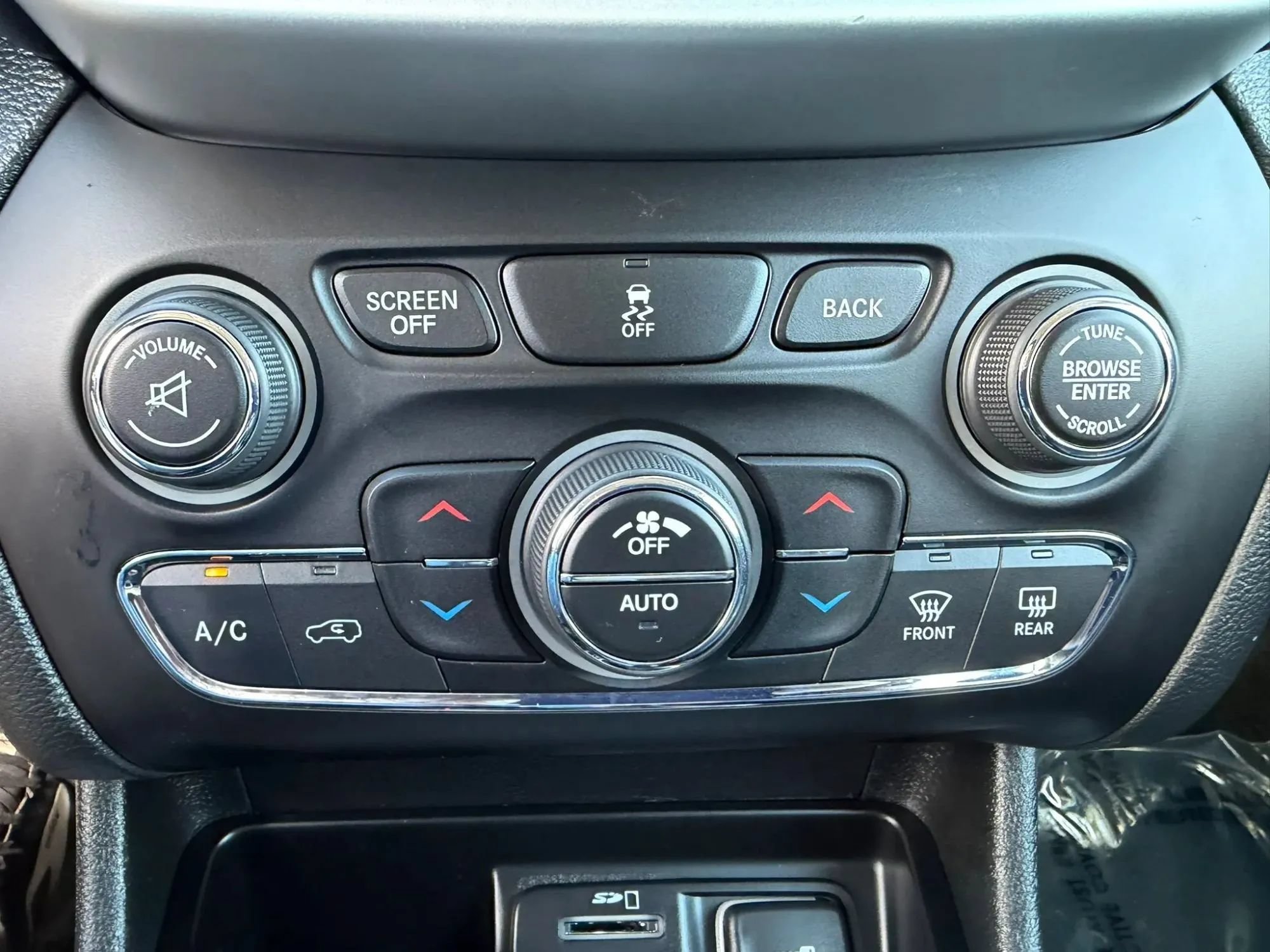 Used 2014 Jeep Cherokee Trailhawk w/ Technology Group AWD/4WD image 30
