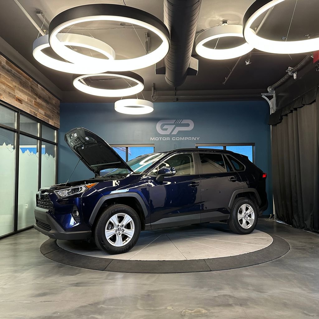 Used 2020 Toyota RAV4 XLE w/ XLE Grade Weather Package AWD/4WD image 23