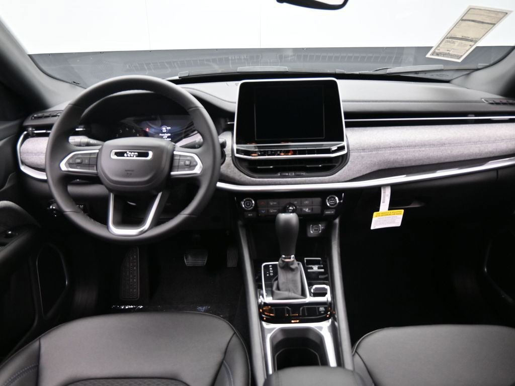 Used 2025 Jeep Compass Latitude image 32