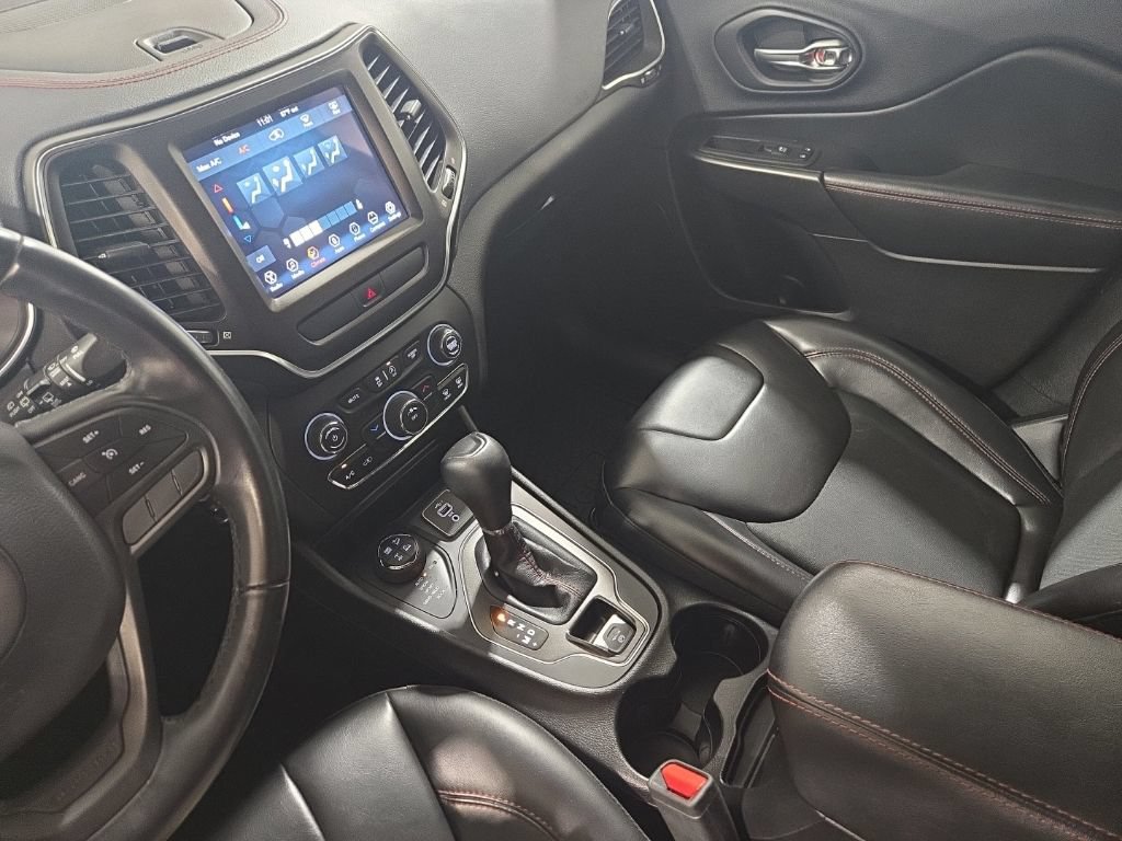 Used 2020 Jeep Cherokee Trailhawk AWD/4WD image 12