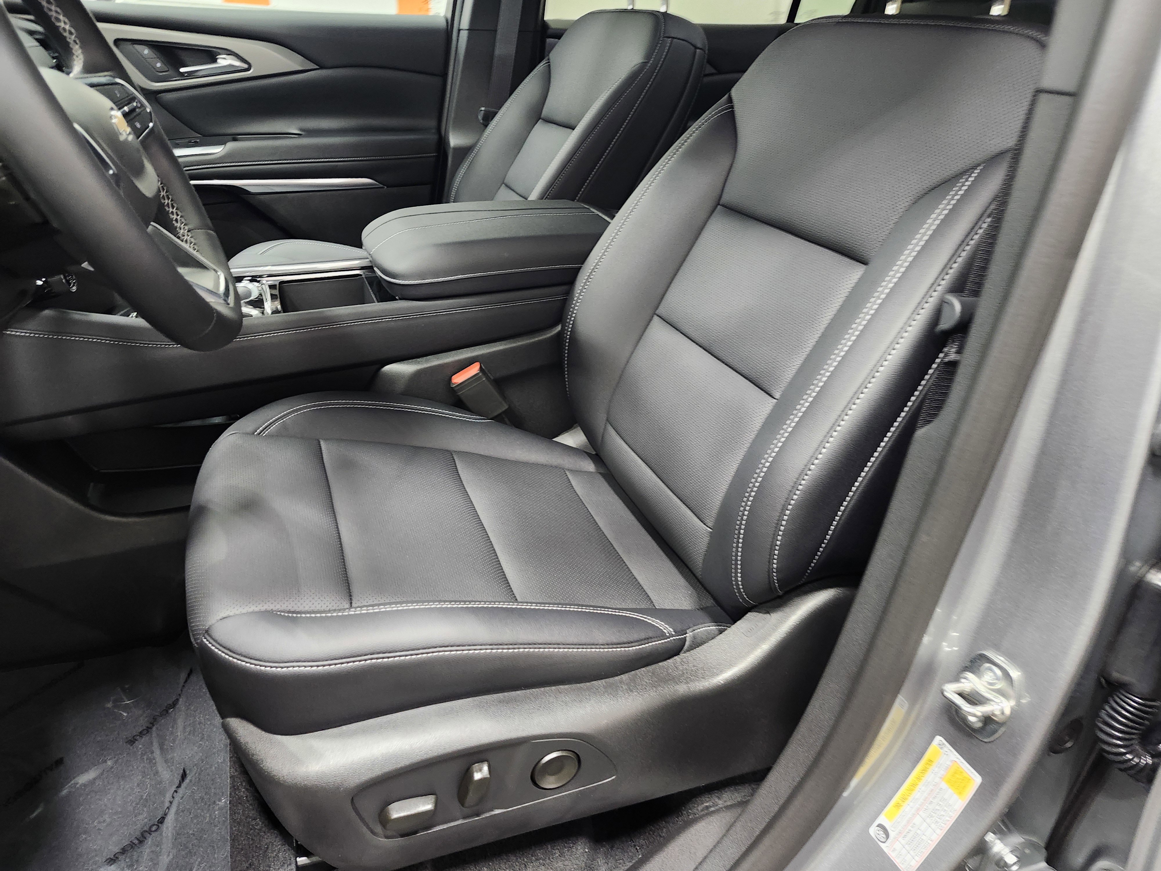 Used 2025 Chevrolet Traverse LT w/ Driver Confidence Package image 18