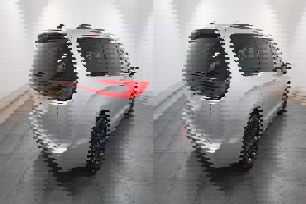 New 2026 Chrysler Pacifica Select w/ S Appearance Package image 5