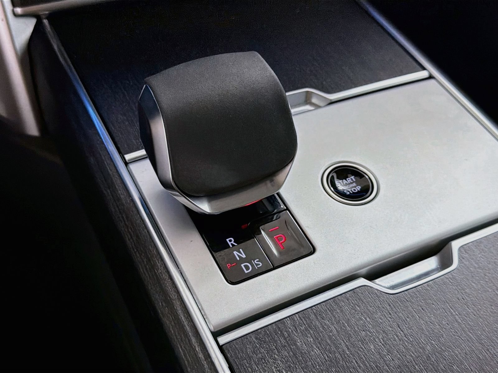 Certified 2025 Land Rover Range Rover SE AWD/4WD image 16