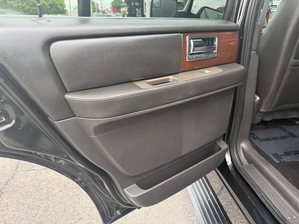 Used 2014 Lincoln Navigator 4WD image 22