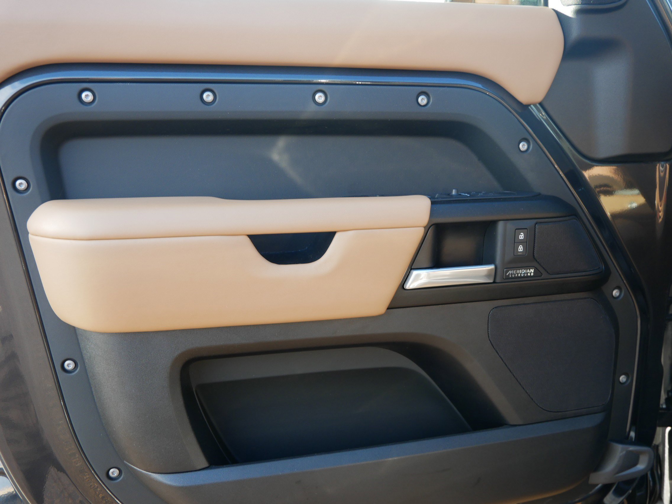 Certified 2025 Land Rover Defender 110 V8 image 14