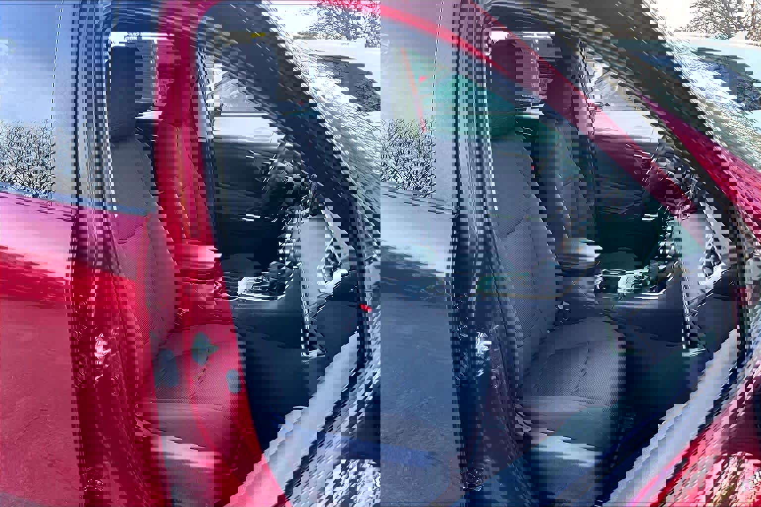 Used 2019 Toyota RAV4 LE w/ Carpet Mat Package image 8