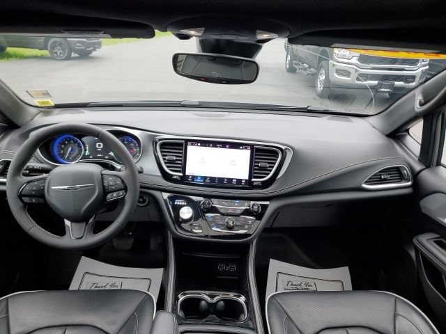 Used 2025 Chrysler Pacifica Limited AWD/4WD image 17