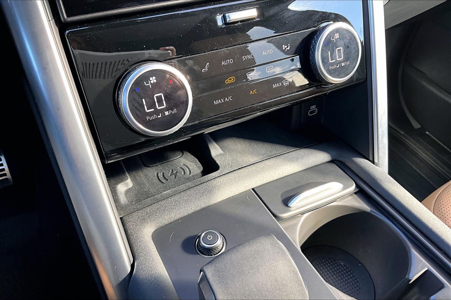 Used 2025 Land Rover Discovery Dynamic SE image 31