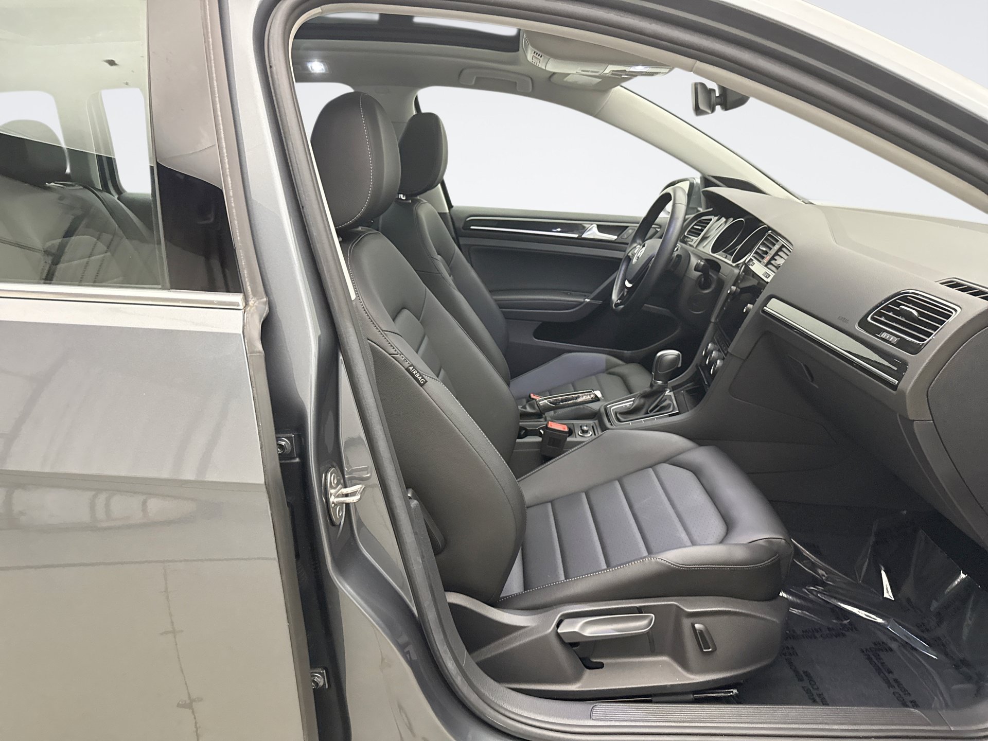 Used 2018 Volkswagen Golf SEL FWD image 18