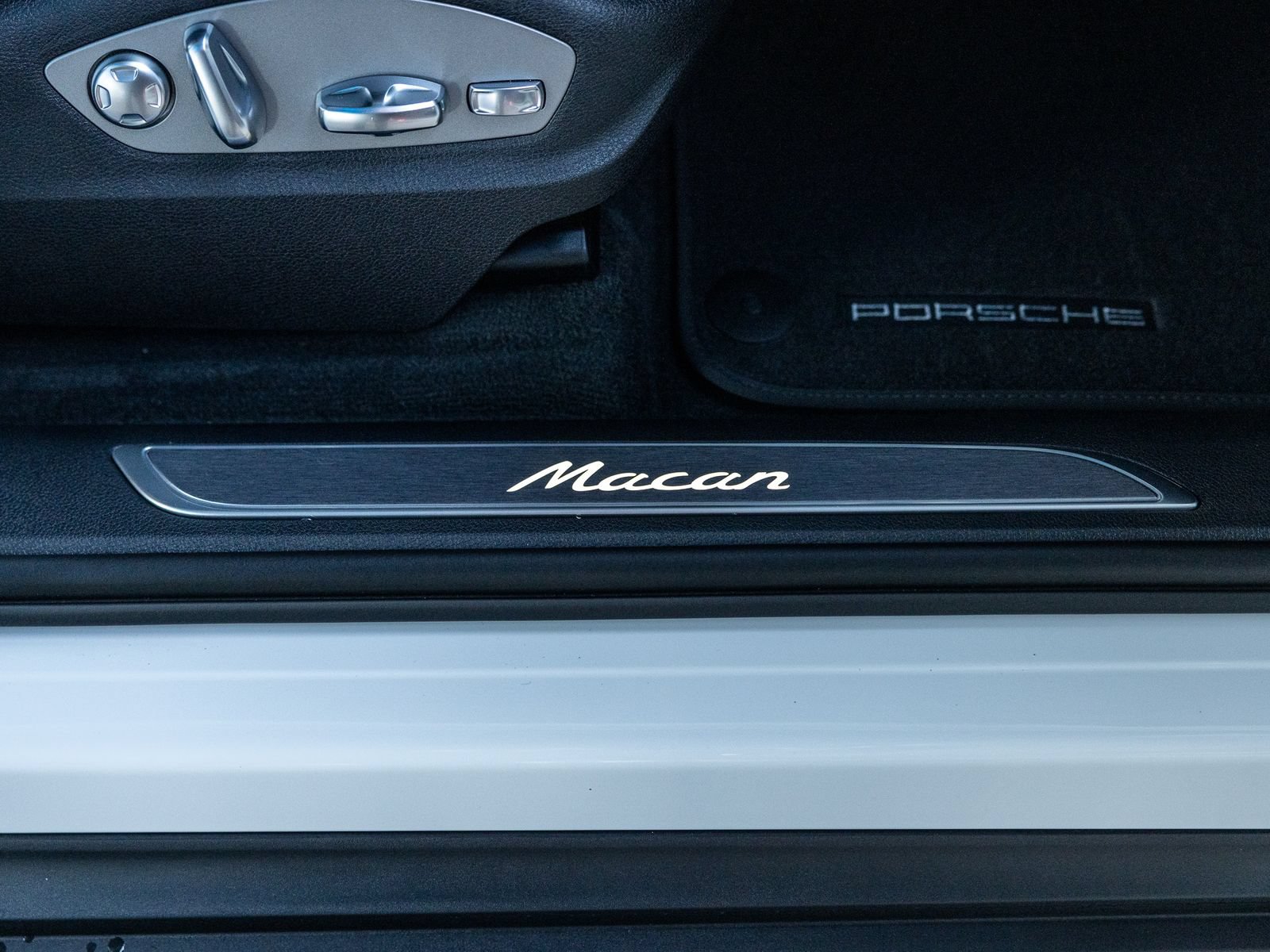 Certified 2026 Porsche Macan AWD/4WD image 34