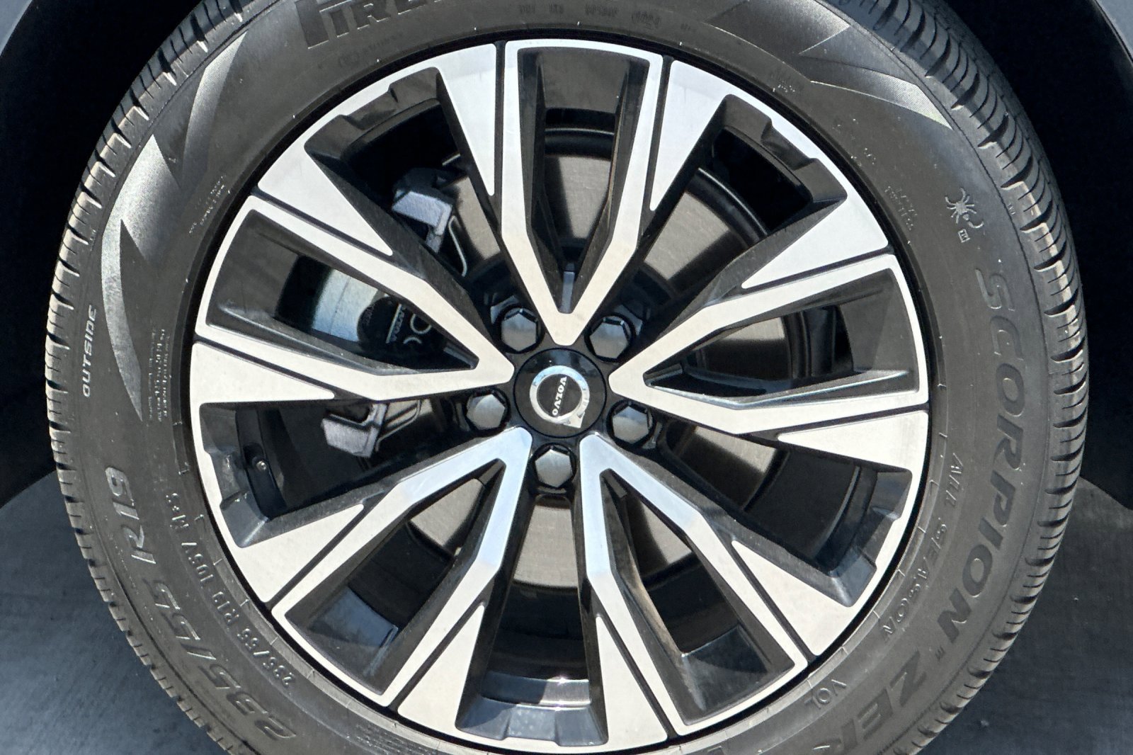 Certified 2025 Volvo XC60 B5 Core w/ Climate Package PRO image 33