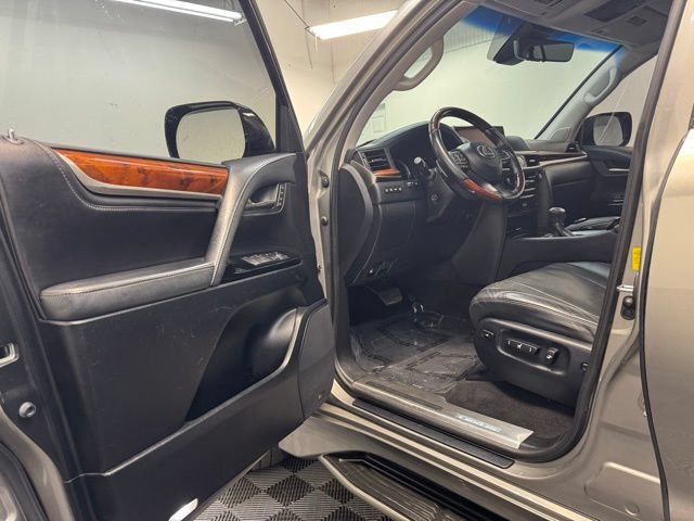 Used 2019 Lexus LX 570 4WD w/ Luxury Package image 9