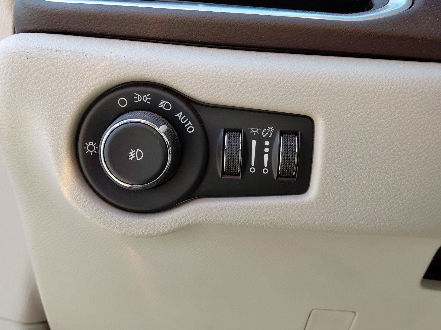 Used 2017 Chrysler Pacifica Touring-L Plus w/ Advanced Safetytec Group FWD image 28
